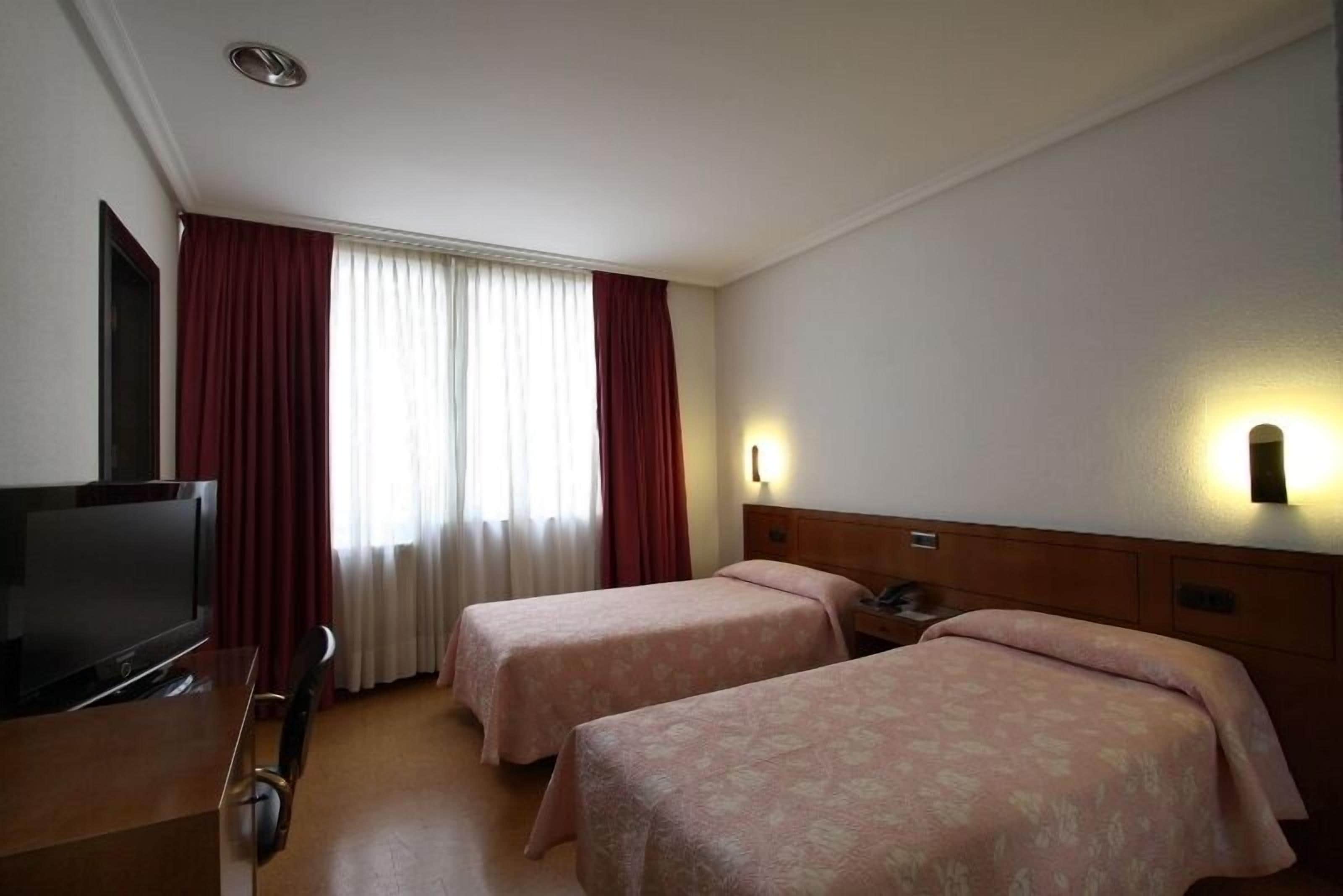 Escritorio, cortinas blackout, cunas gratuitas y wifi gratis 