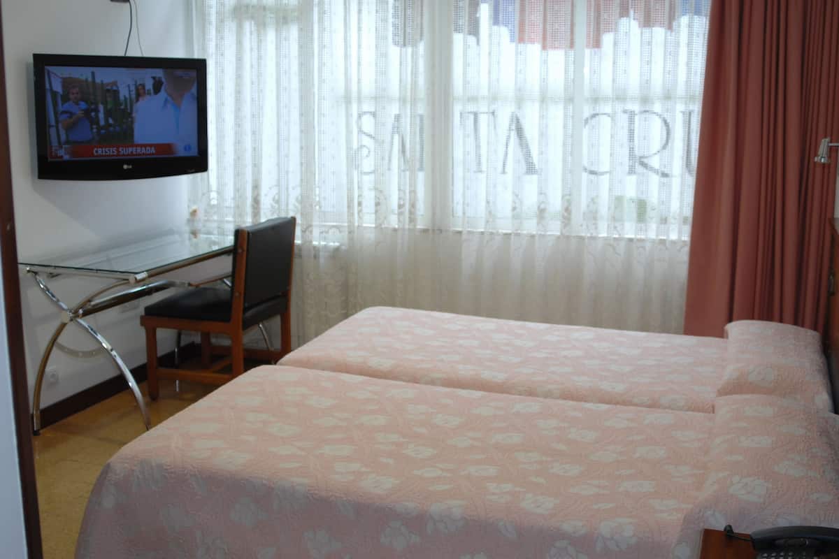 Kamer, 1 twee- of 2 eenpersoonsbedden | Een bureau, verduisterende gordijnen, gratis babybedden, gratis wifi