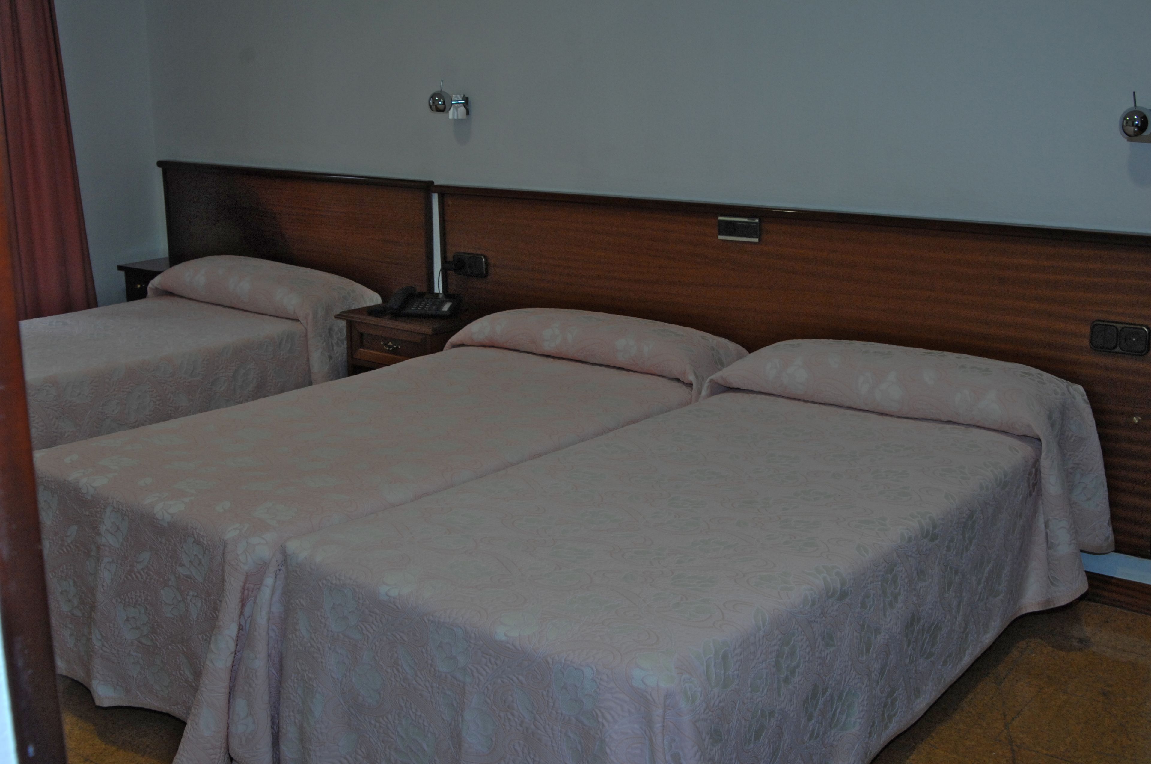 triple room | desk, blackout curtains, free cots/infant beds, free wifi