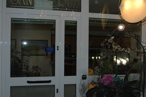 Interior entrance - Hotel Santa Cruz (Oviedo)