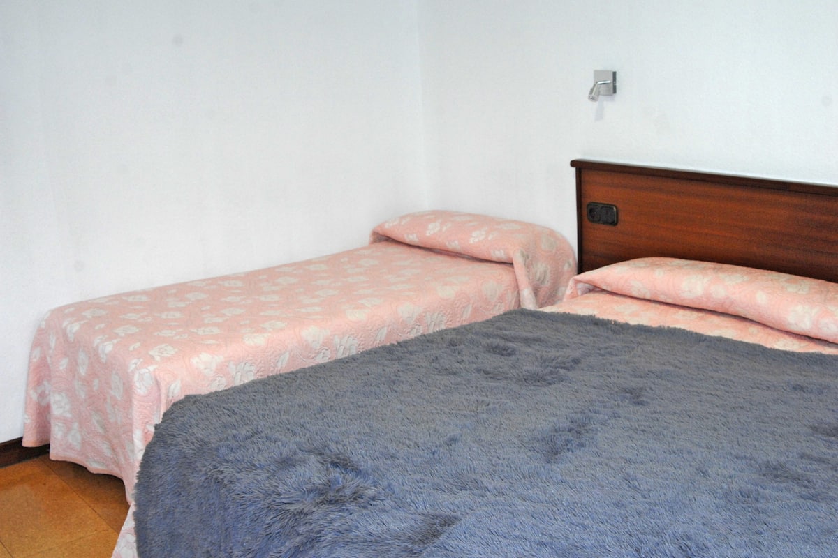 Driepersoonskamer | Een bureau, verduisterende gordijnen, gratis babybedden, gratis wifi