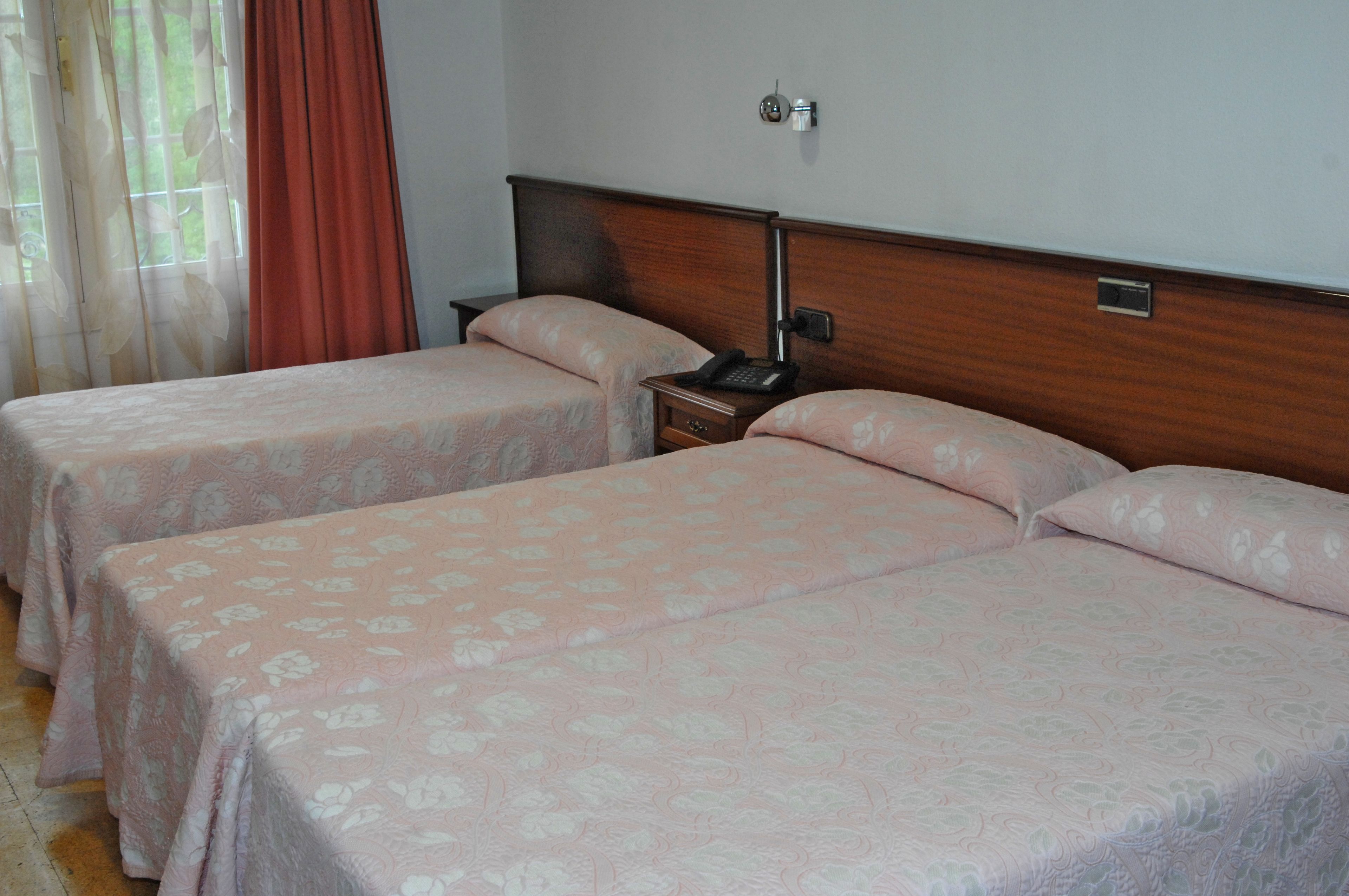 triple room | desk, blackout curtains, free cots/infant beds, free wifi