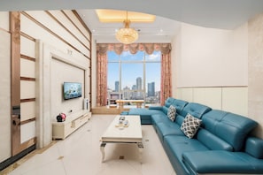 Suite Deluxe, 3 habitaciones | Zona de estar | Televisión de 40 pulgadas con canales por cable