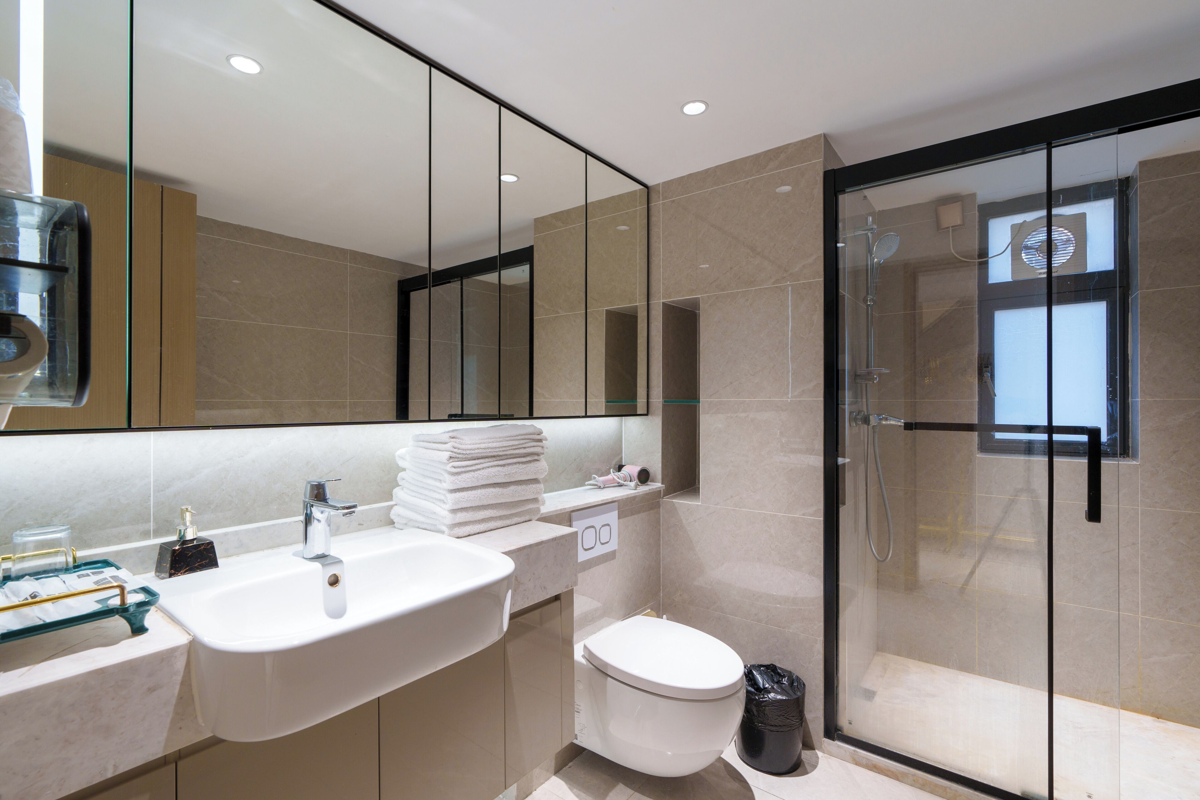 Presidential Loft | Bathroom | Shower, free toiletries, hair dryer, slippers