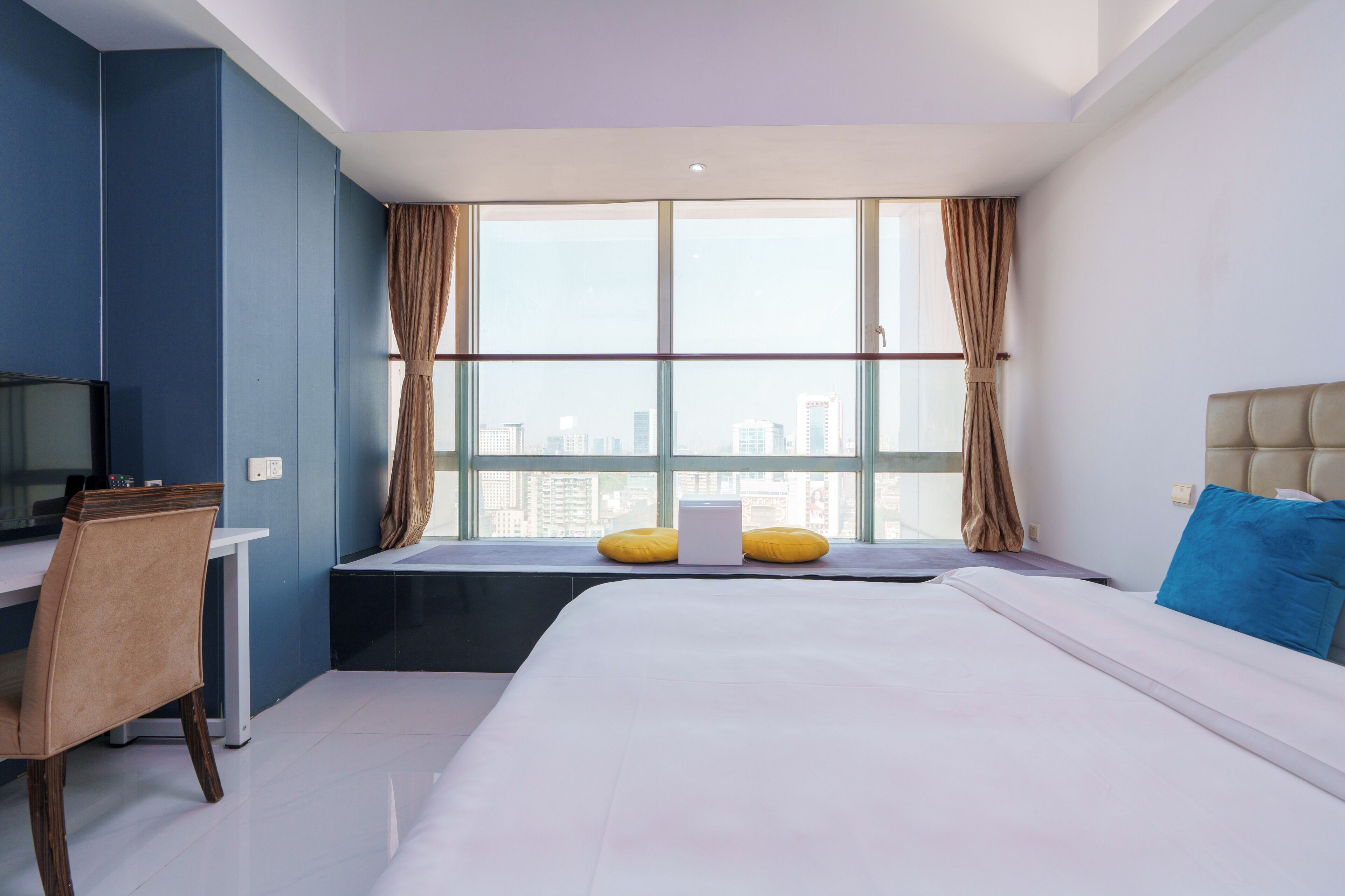 Standard Room, 1 Queen Bed | In-room safe, desk, laptop workspace, blackout curtains