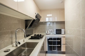 Loft | Private kitchen | Fridge, microwave, stovetop, electric kettle - Sunny Apartment - Guangzhou Beijing Road Jinyuan (Guangzhou)
