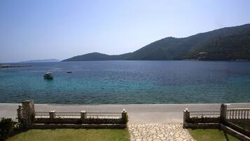 Estudio, balcón, vista al mar | Cortinas blackout, insonorización y tabla de planchar con plancha