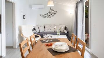 Apartment, Meerblick | Essbereich im Zimmer