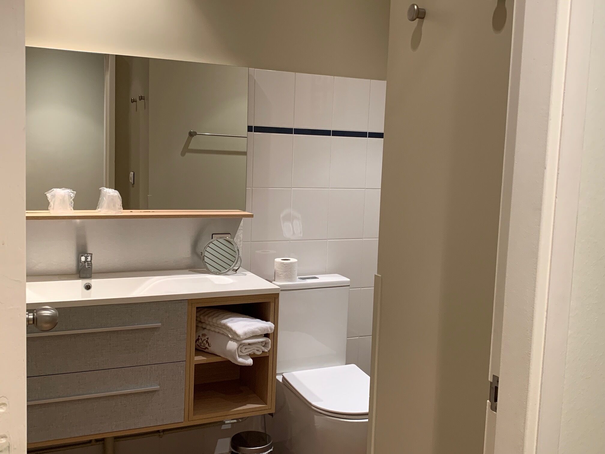 comfort double room | bathroom | bathtub, deep-soaking bathtub, free toiletries, hair dryer