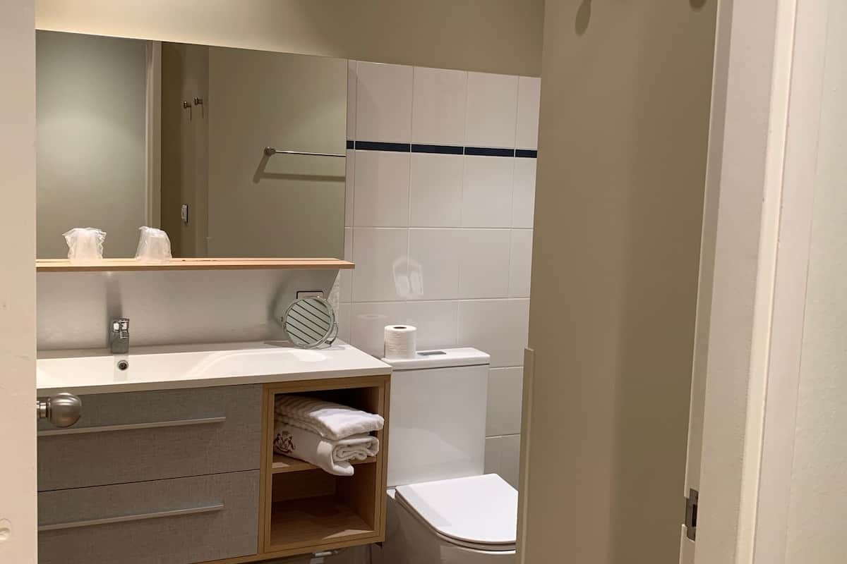 comfort double room | bathroom | bathtub, deep-soaking bathtub, free toiletries, hair dryer