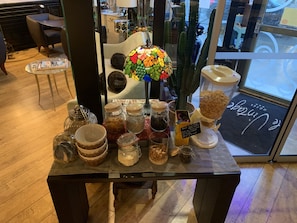 Tägliches kontinentales Frühstück (15.00 EUR pro Person)