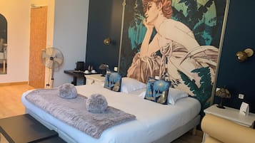 Premium tweepersoonskamer | Luxe beddengoed, pillowtop-bedden, individueel gedecoreerd