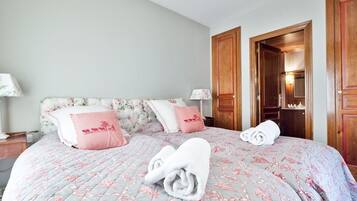 Apartamento, 3 habitaciones | Escritorio, cortinas opacas, tabla de planchar con plancha