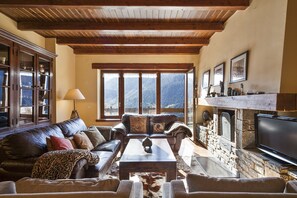 ハウス 4 ベッドルーム | リビング エリア | テレビ、DVD プレーヤー