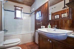A bathroom with a bathtub, toilet, and sink. - Baqueira Apartamentos Cota 1700 (Naut Aran)
