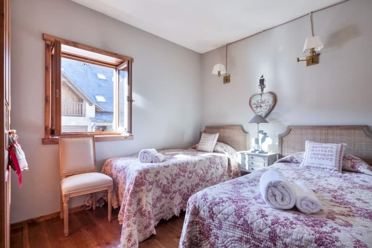 Apartment, 3 Bedrooms | Desk, blackout curtains, iron/ironing board, free cots/infant beds