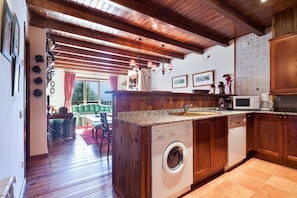 Apartamento, 2 quartos | Cozinha privada | Geladeira, micro-ondas, fogão, lava-louças