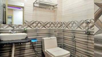 Super Deluxe Room | Bathroom | Shower, free toiletries, towels, soap