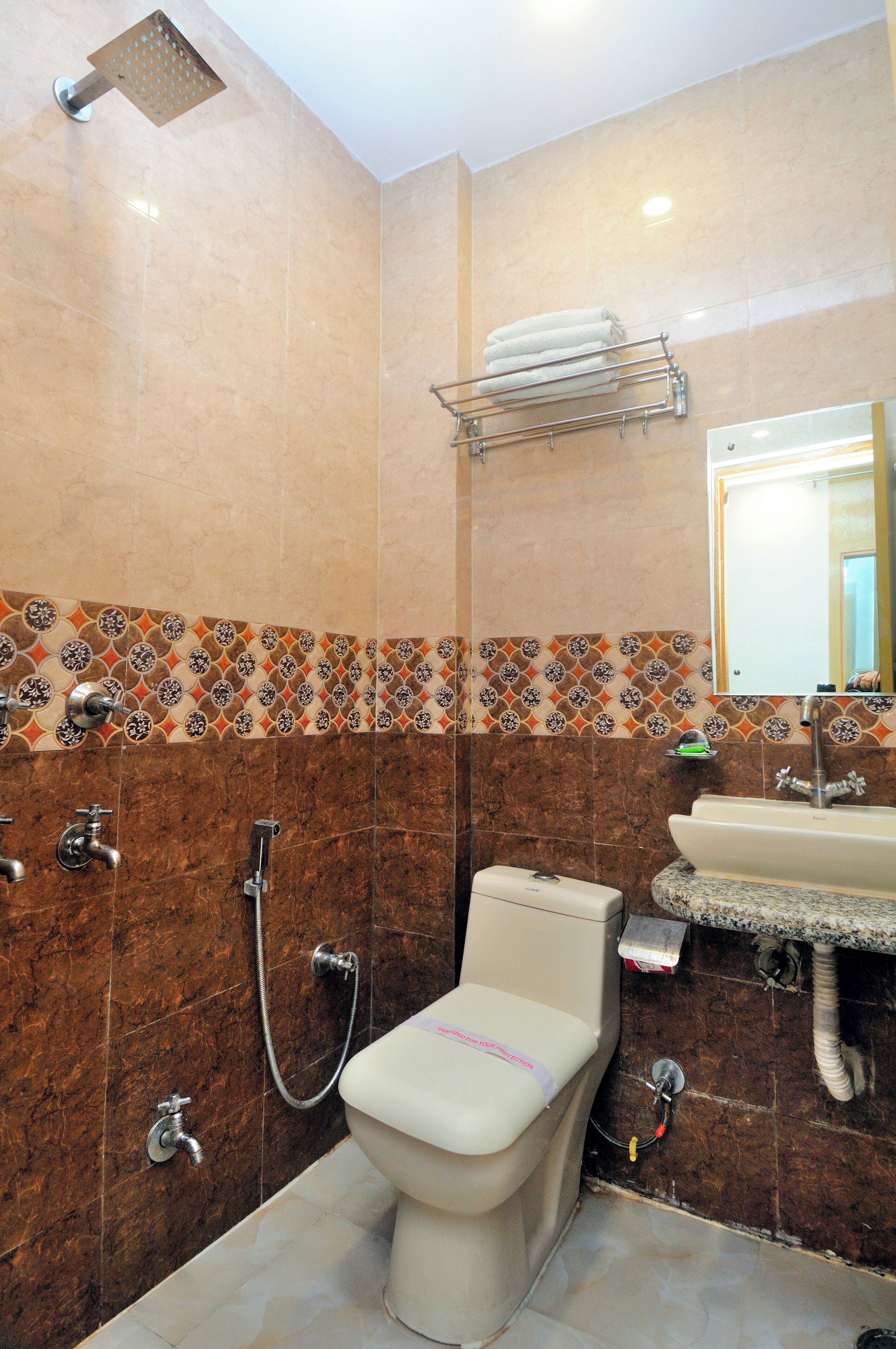 Deluxe Room | Bathroom | Shower, free toiletries, towels, soap