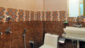 Deluxe Room | Bathroom | Shower, free toiletries, towels, soap
