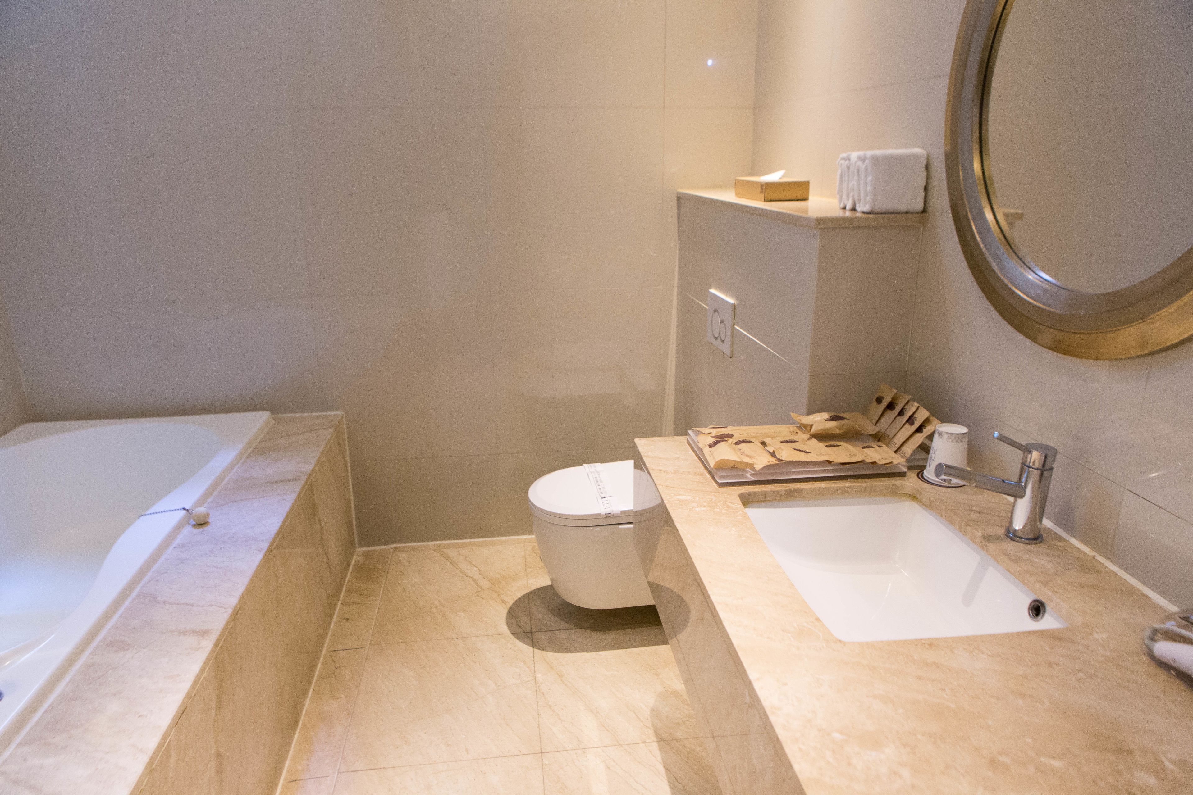 business  paragon suite | bathroom | free toiletries, hair dryer, slippers, towels