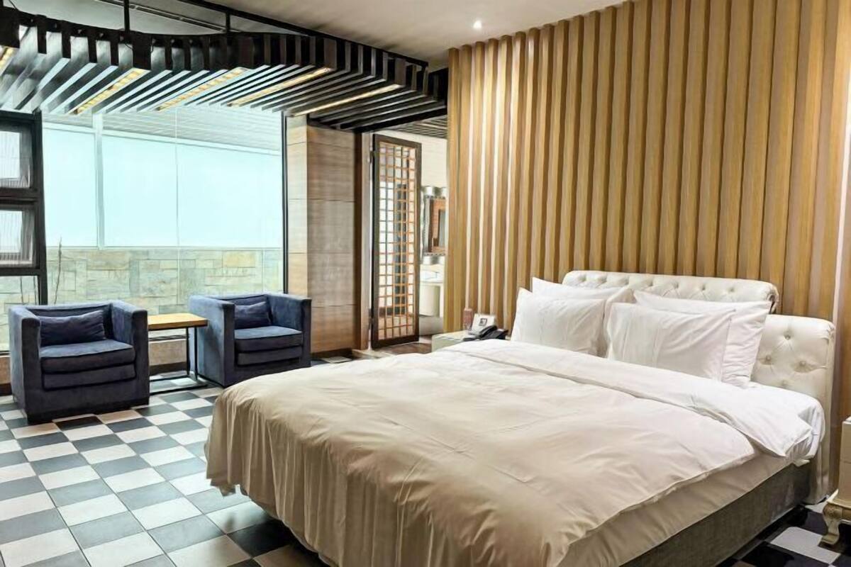 Iron/ironing board, free WiFi