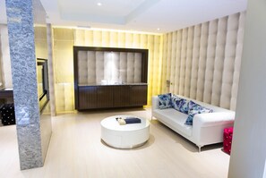 Premium suite (Check in time starts from 6pm) | Woonruimte | Een lcd-televisie