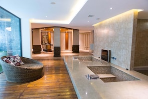 Executive-sviitti (Check in time starts from 6pm) | Kylpyhuoneen mukavuudet | Ilmaiset hygieniatuotteet, hiustenkuivaaja, tohvelit, pyyhkeet