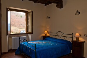 1 soverom, skrivebord, lydisolert og barnesenger