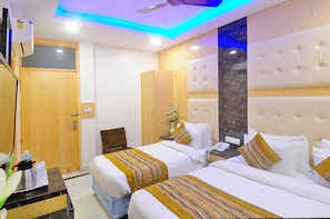 Quarto triplo luxo, 1 quarto, para não fumantes | Wi-Fi de cortesia, roupa de cama