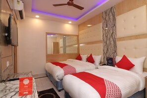 Deluxe Triple Room | Free WiFi, bed sheets - Check In Room Chuna Mandi (New Delhi)
