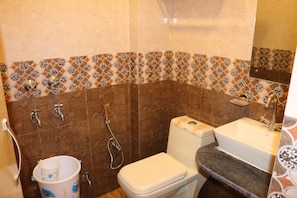 Quarto triplo luxo, 1 quarto, para não fumantes | Banheiro | Chuveiro, produtos de toalete grátis, toalhas de banho, sabonete