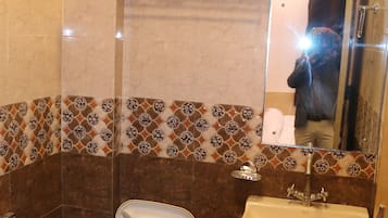 Quarto luxo, 1 cama de casal, para não fumantes | Banheiro | Chuveiro, produtos de toalete grátis, toalhas de banho, sabonete
