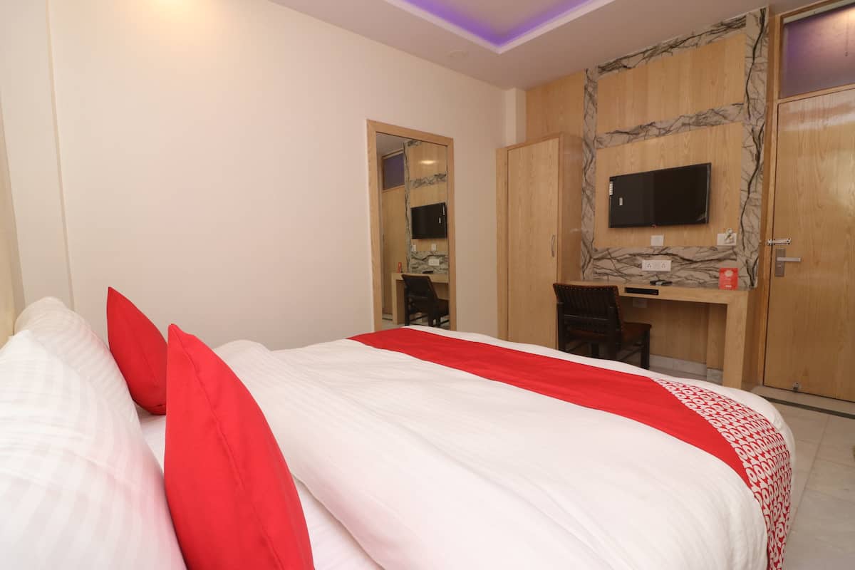 Superior Room, 1 Katil Kelamin (Double), Non Smoking | Meja, katil lipat simpan/tambahan, Wi-fi percuma