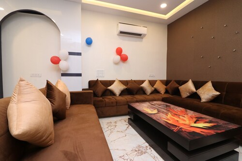 Check In Room Chuna Mandi