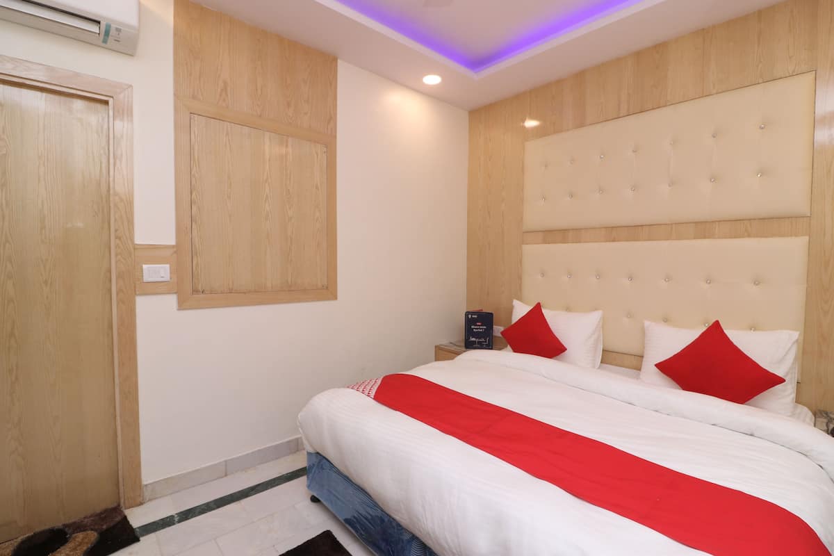 Deluxe Room, 1 Katil Kelamin (Double), Non Smoking | Meja, katil lipat simpan/tambahan, Wi-fi percuma