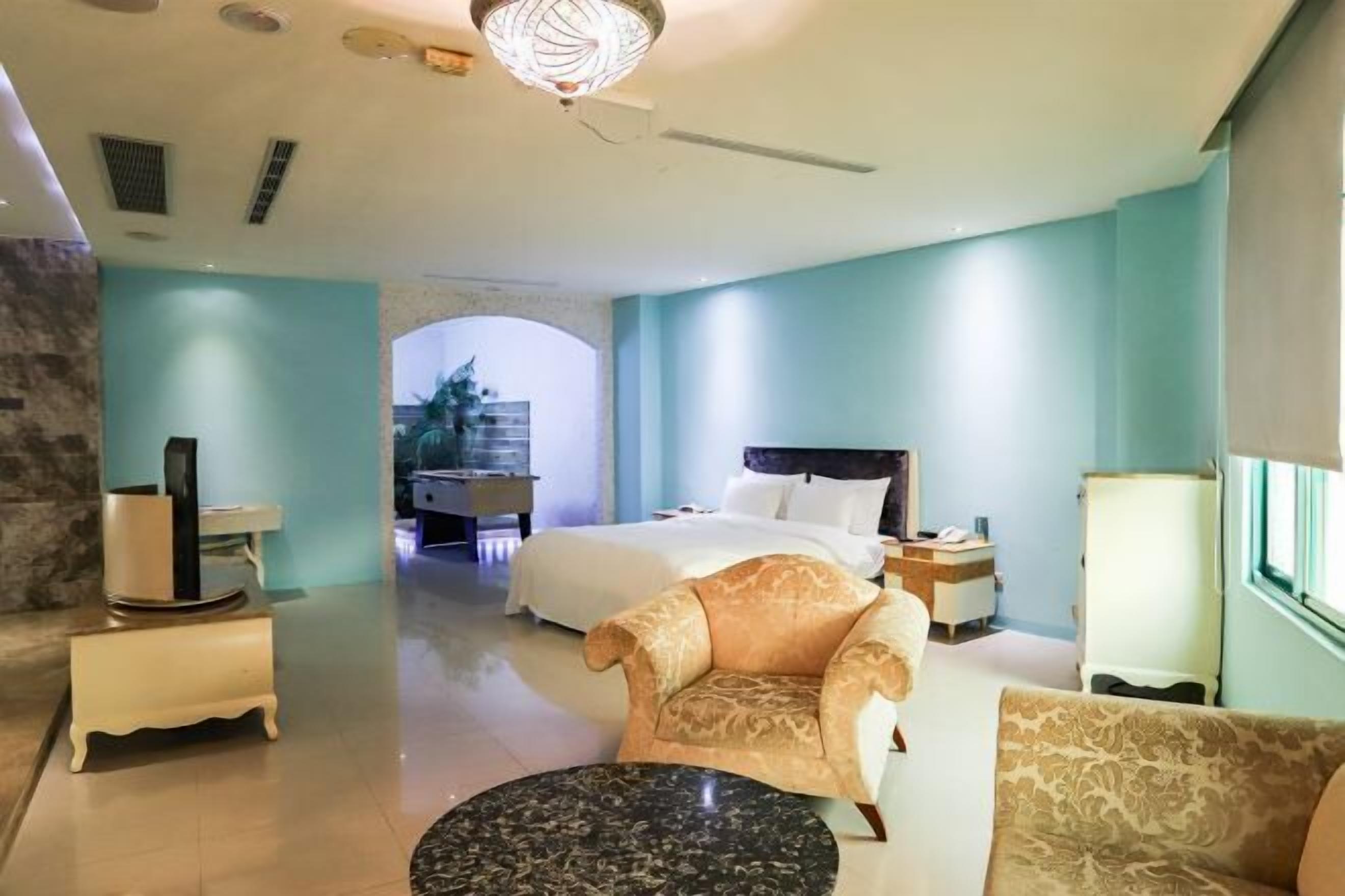 Escritorio, wifi gratis, ropa de cama