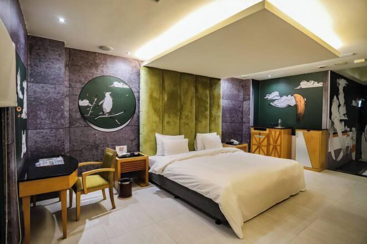Desk, free WiFi, bed sheets