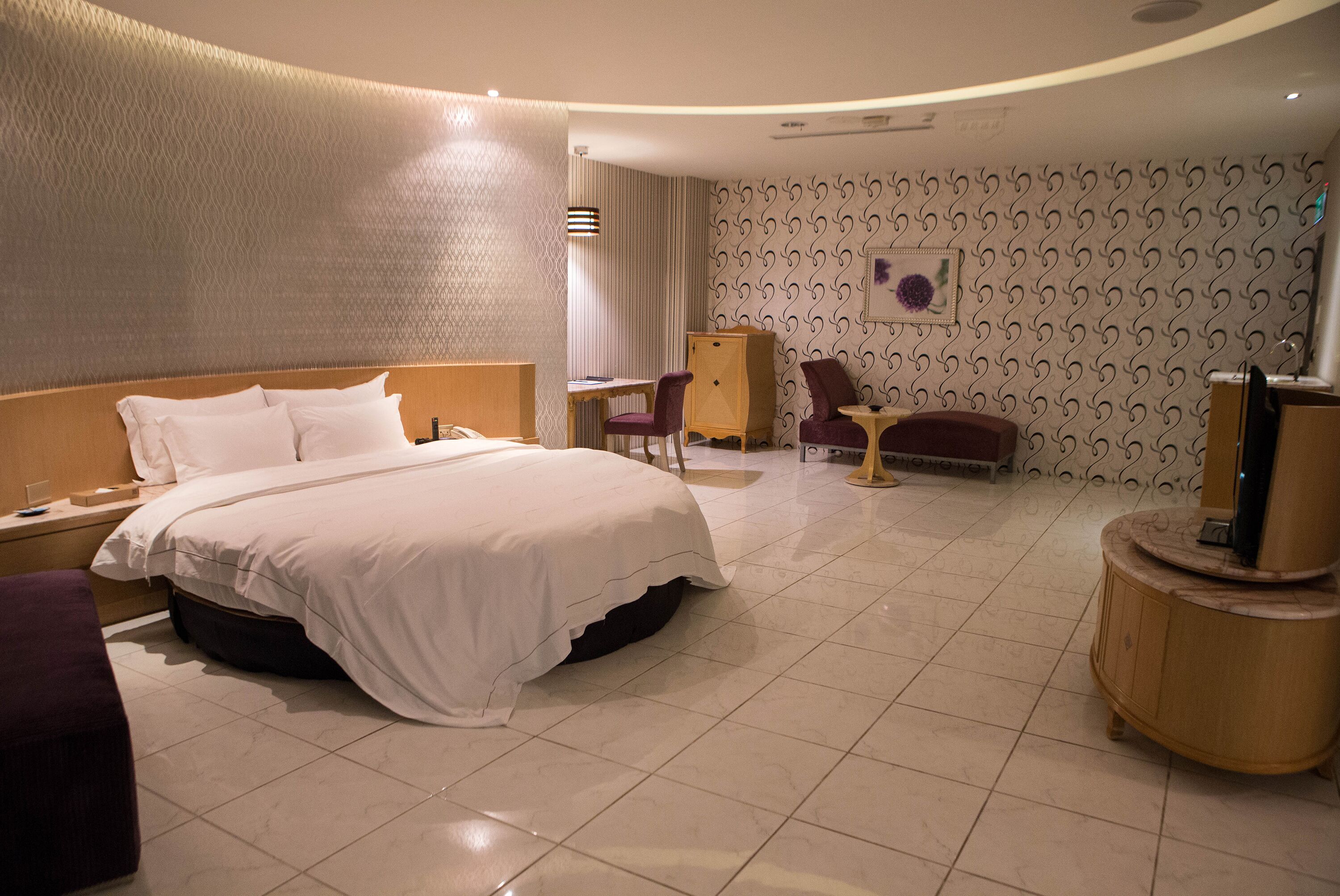 paragon suite (check in time starts from 6pm) | desk, free wifi, bed sheets