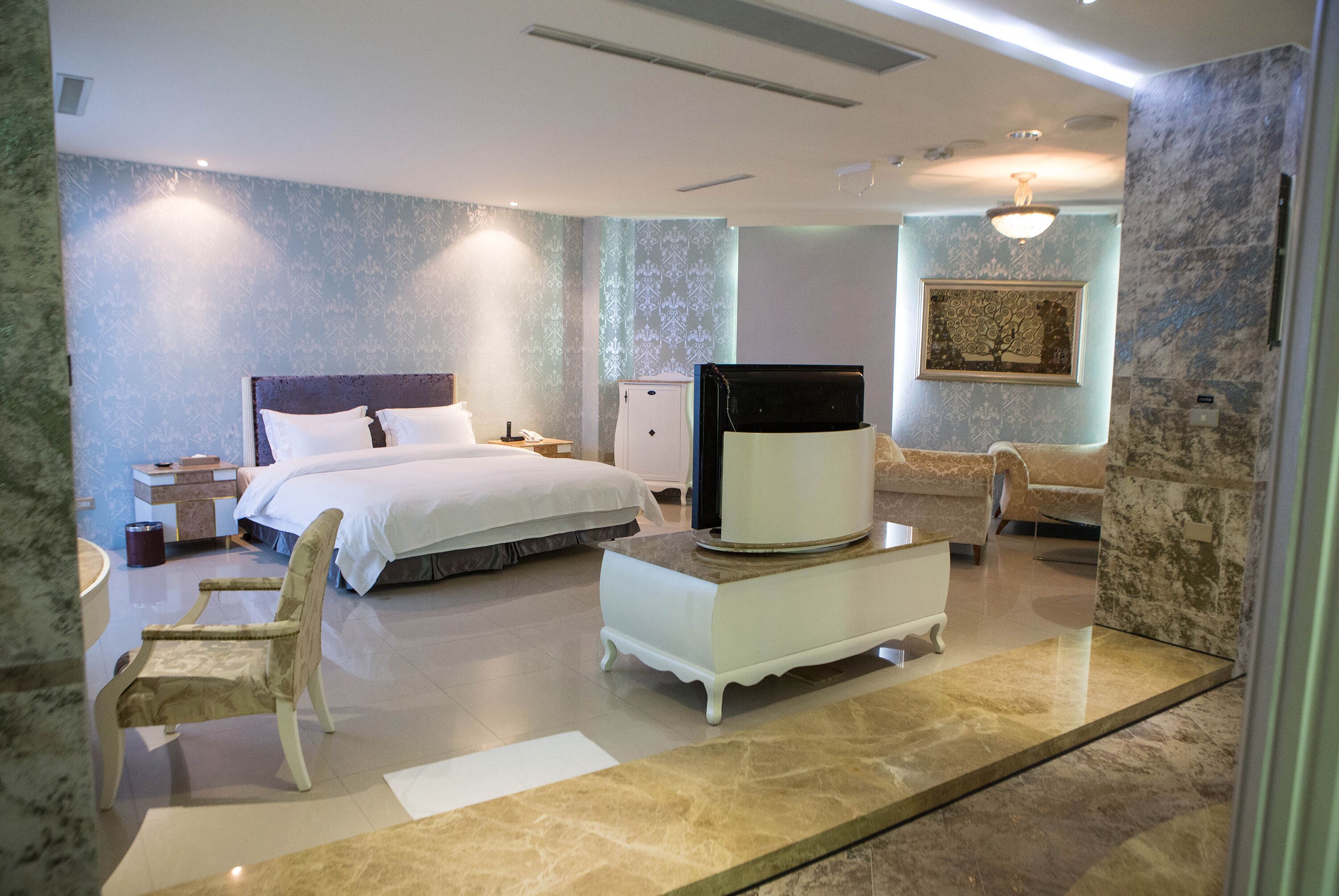 vip suite (check in time starts from 6pm) | desk, free wifi, bed sheets