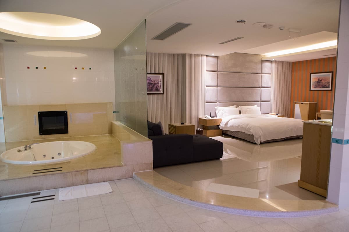 platium suite | living room | lcd tv