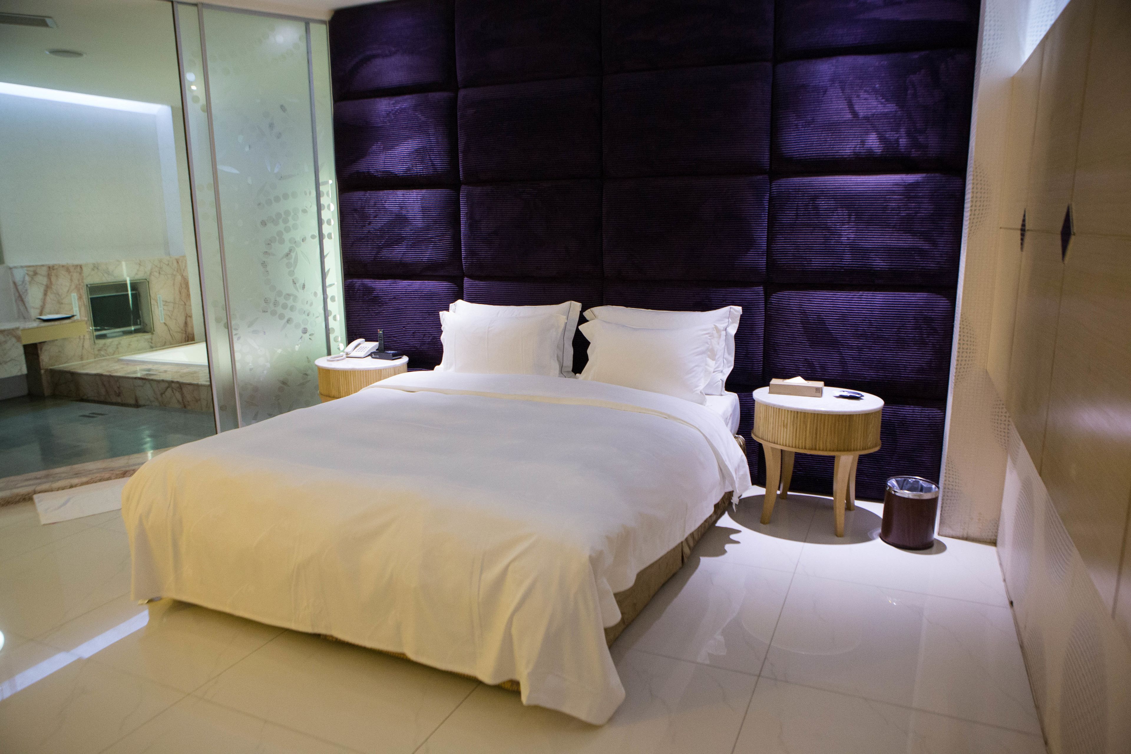 standard suite | desk, free wifi, bed sheets