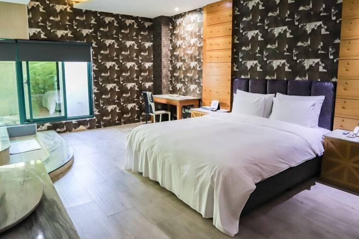 Desk, free WiFi, bed sheets