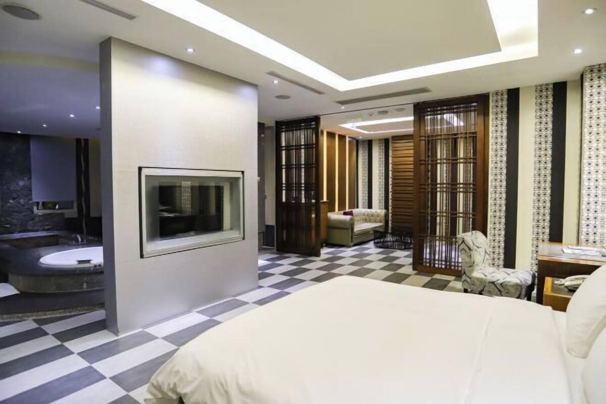 Desk, free WiFi, bed sheets