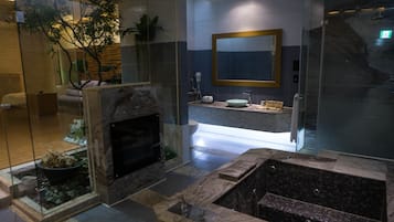 Standard-sviitti | Kylpyhuone | Erillinen kylpyamme ja suihku, ilmaiset hygieniatuotteet