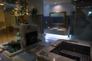 Standaard suite | Badkamer | Een aparte badkuip en douche, gratis toiletartikelen, een haardroger