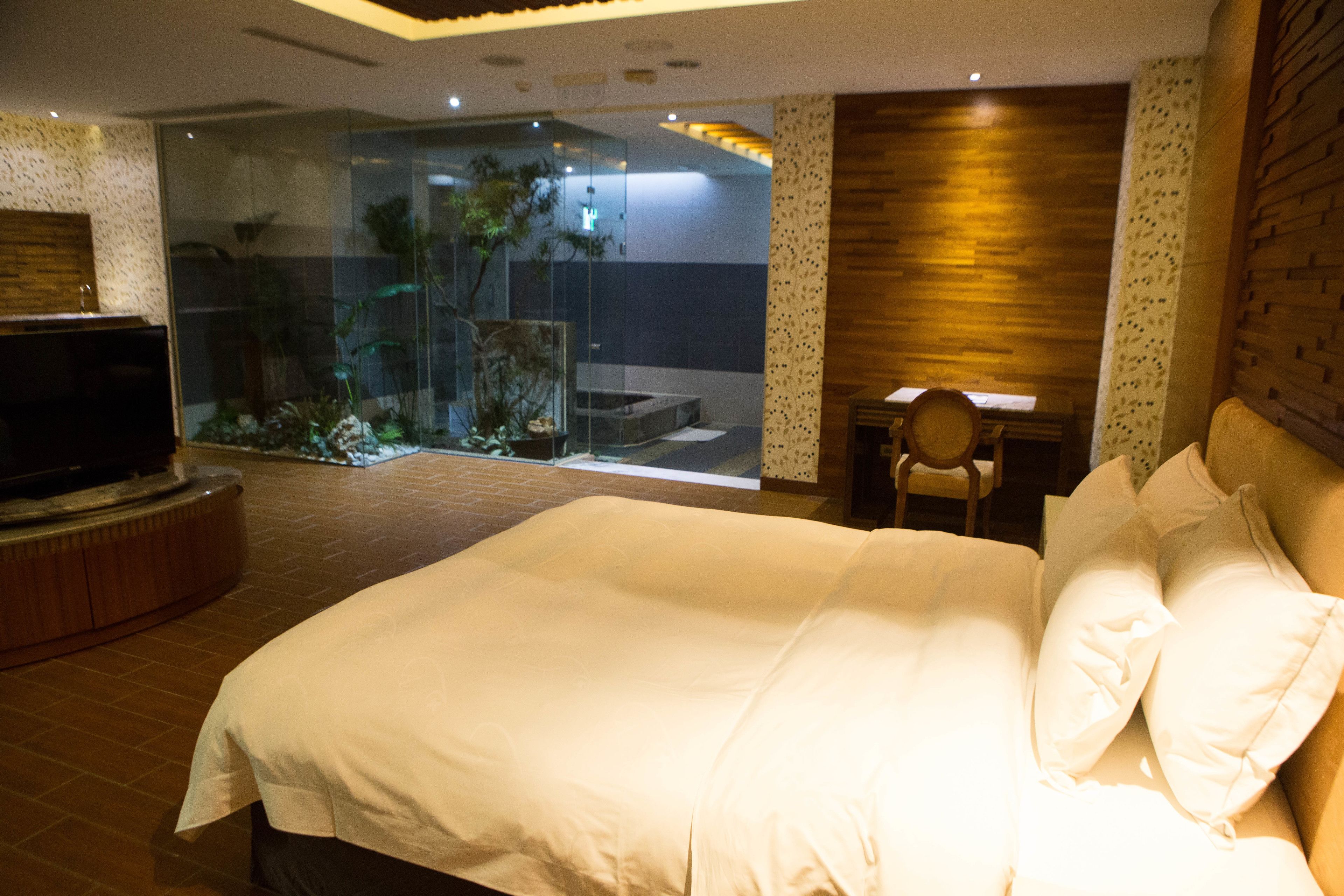 standard suite | desk, free wifi, bed sheets