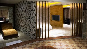 A modern hotel room with a large bed, a TV, and a wooden partition. - All-Ur Boutique Motel - Chang-Hua Branch (Changhua)