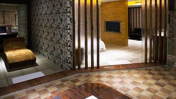 Suite Premier (Check in time starts from 6pm) | Escritorio, wifi gratis, ropa de cama
