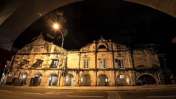 Depan hartanah - siang/malam